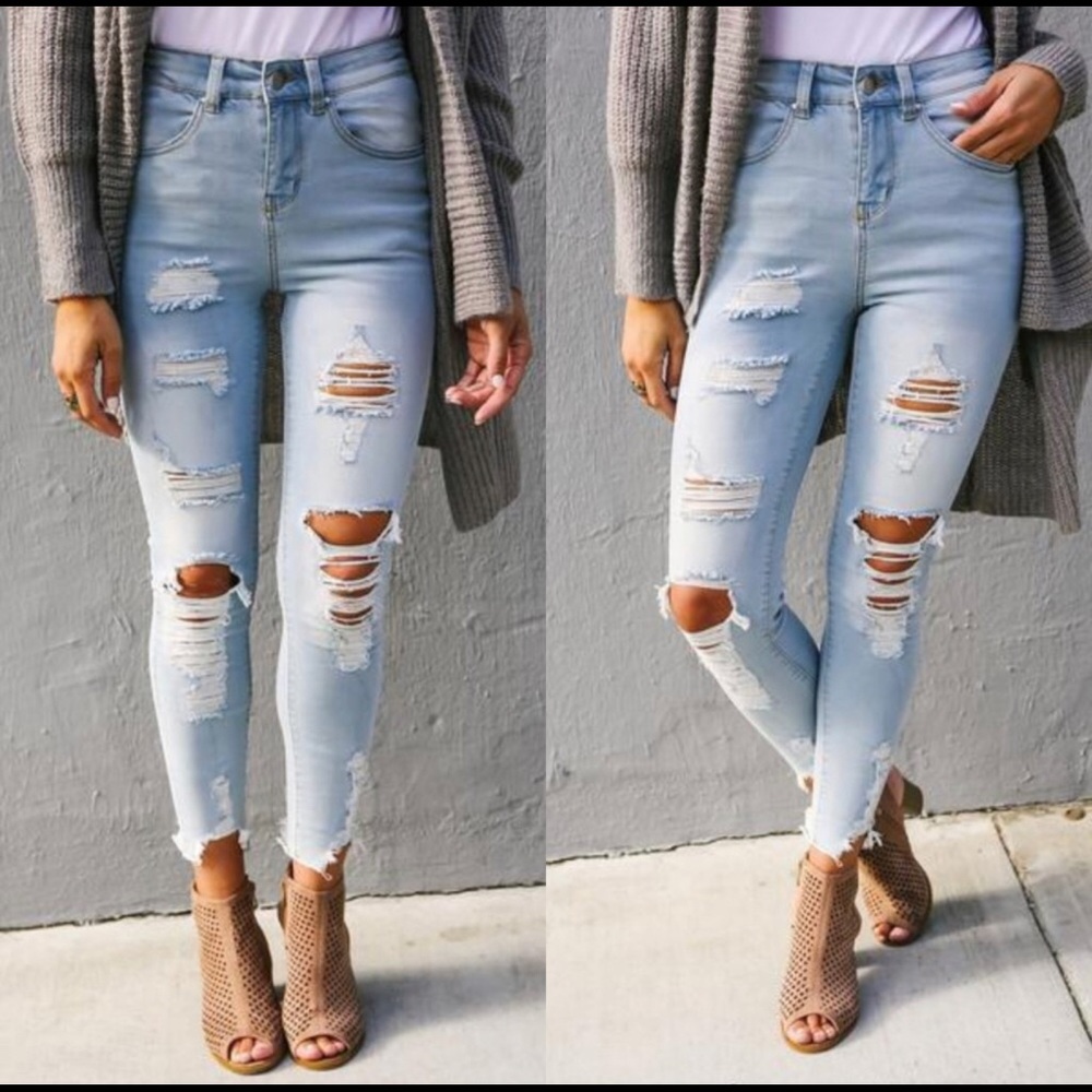 💕Distressed lt. wash denim jeans - Picture 1 of 2